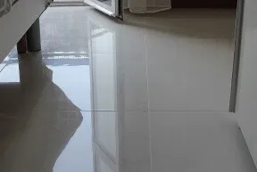 Polished porcelain stoneware